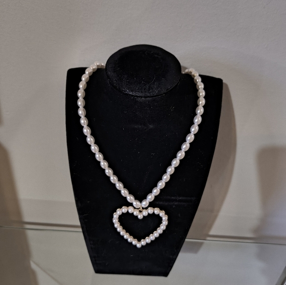 Elegant Faux Pearl Heart Statement Necklace - Picture 2 of 3